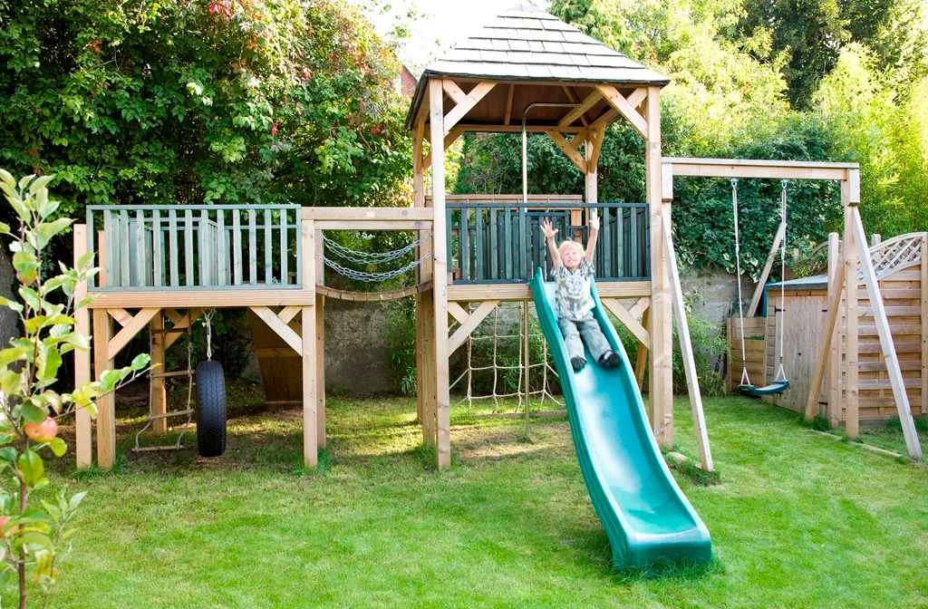 mediniai vaikų žaidimo nameliai